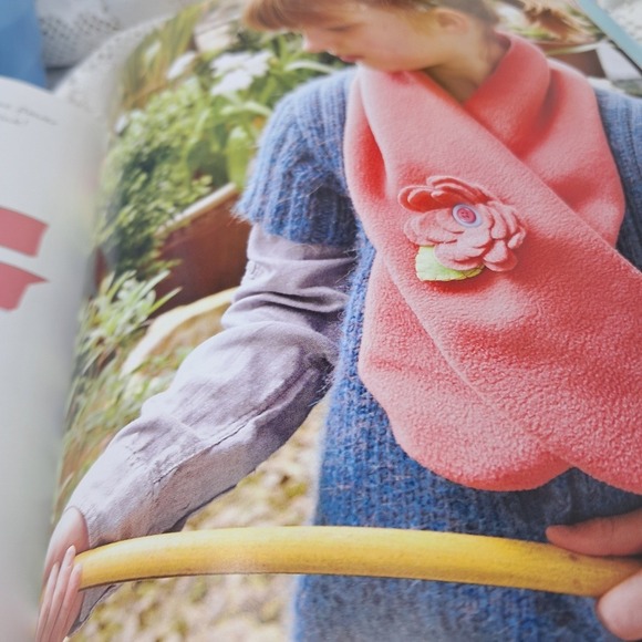 Fleece Fantastic Craft Book 35 Quick Projects Sewing Scarves Hats‎ More - Picture 2 of 5